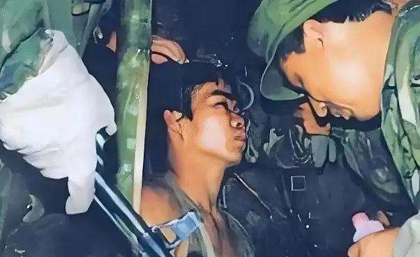 1986年老山前线，战士孟宪伟在一场残酷的遭遇战中，被越军刺刀贯穿胸膛。为了不被