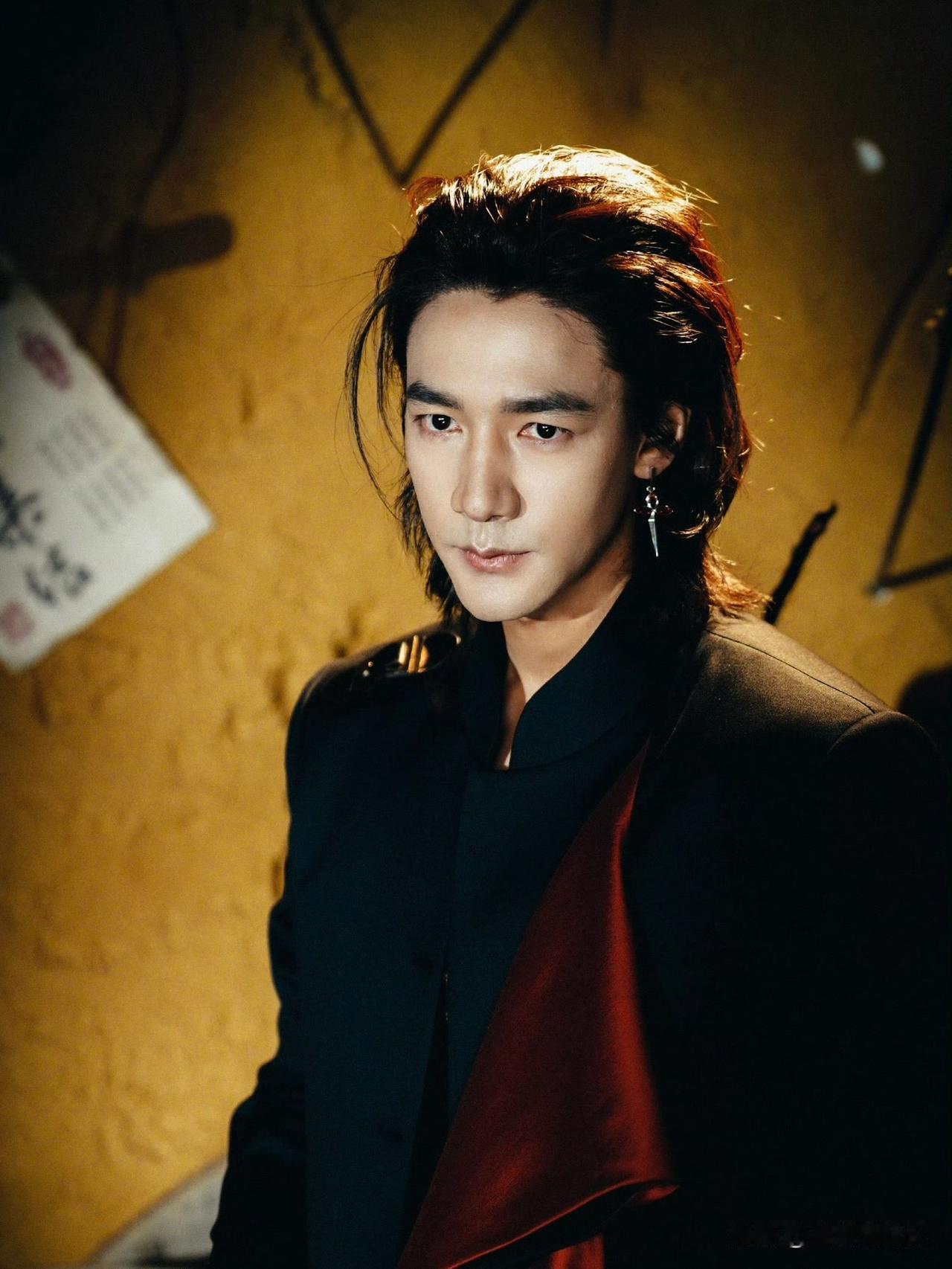 此沙现在对标的是金城武港圈特别喜欢他这一长相特点，资源也算是框框猛砸，电影大制