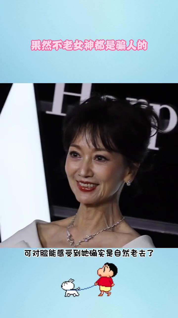 果然不老女神都是骗人的。72岁的赵雅芝出席芭莎盛典，生图和精修图相差还是很大的。