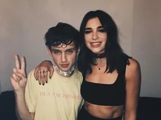 戳爷TroyeSivan在ins分享两张和啪姐DuaLiap的自拍美照！tr
