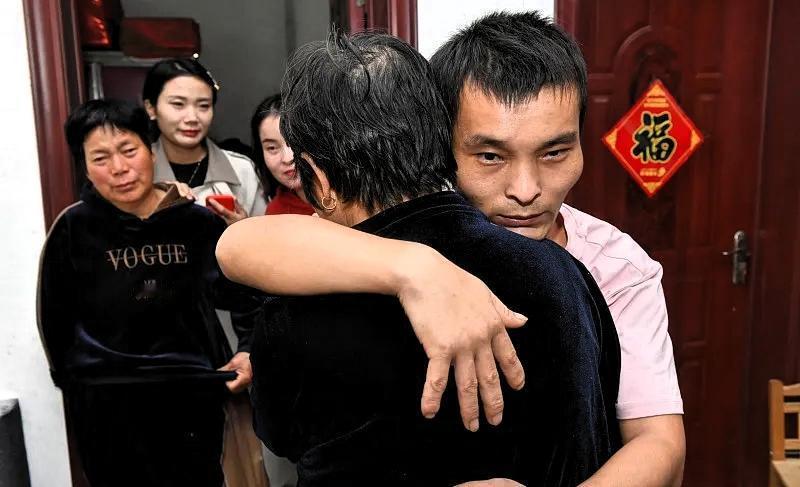 湖南岳阳，女子抛下6个月的儿子改嫁他人，此后多年不闻不问。后来在2014年，她得