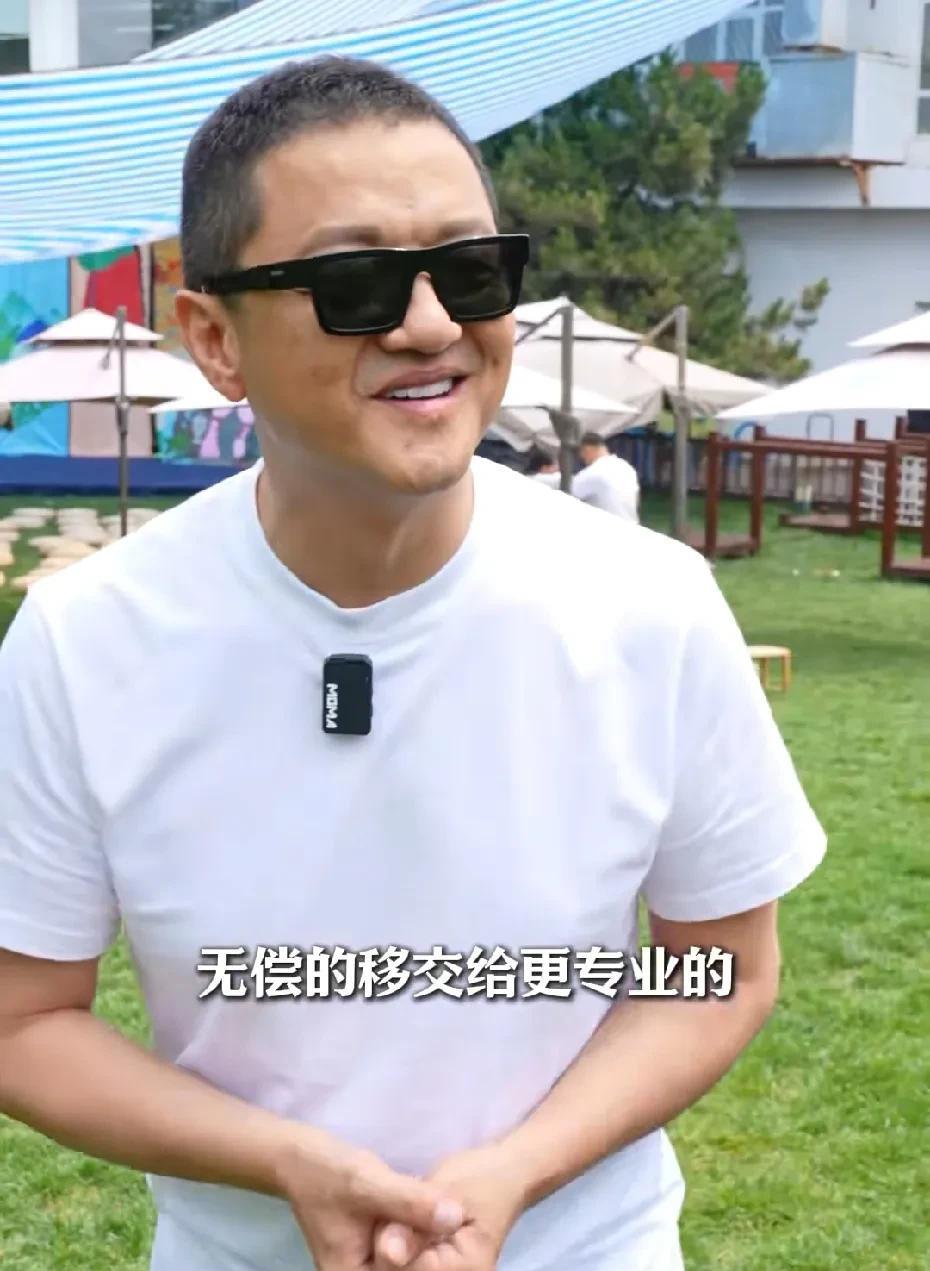 李亚鹏最近的行为很反常，在培德书院幼儿园六一活动上，突然宣布要把幼儿园无偿移交