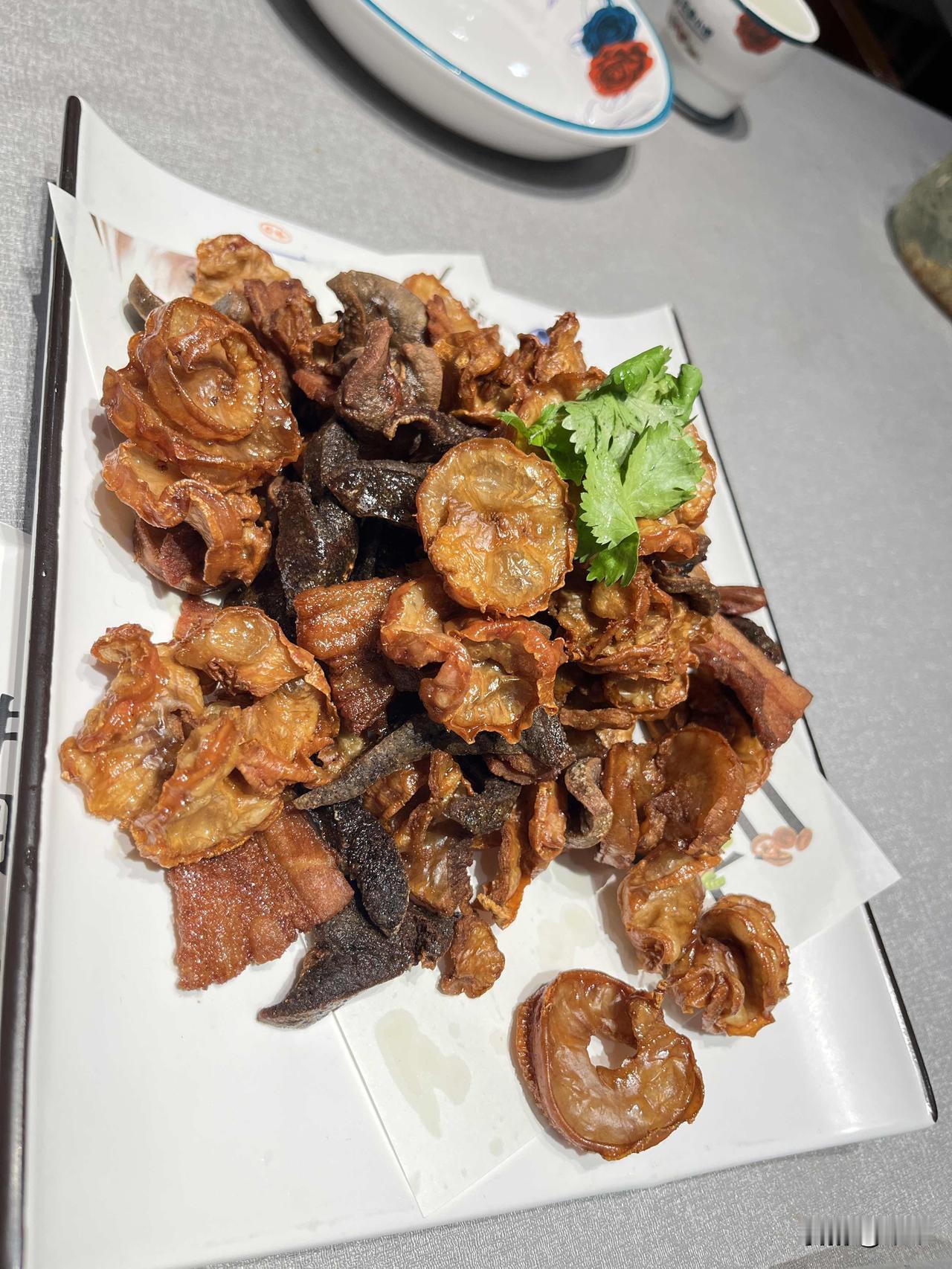 人一旦退休后，同学聚会，战友聚会，亲朋好友聚会，不存在着什么社交，更没有什么功利