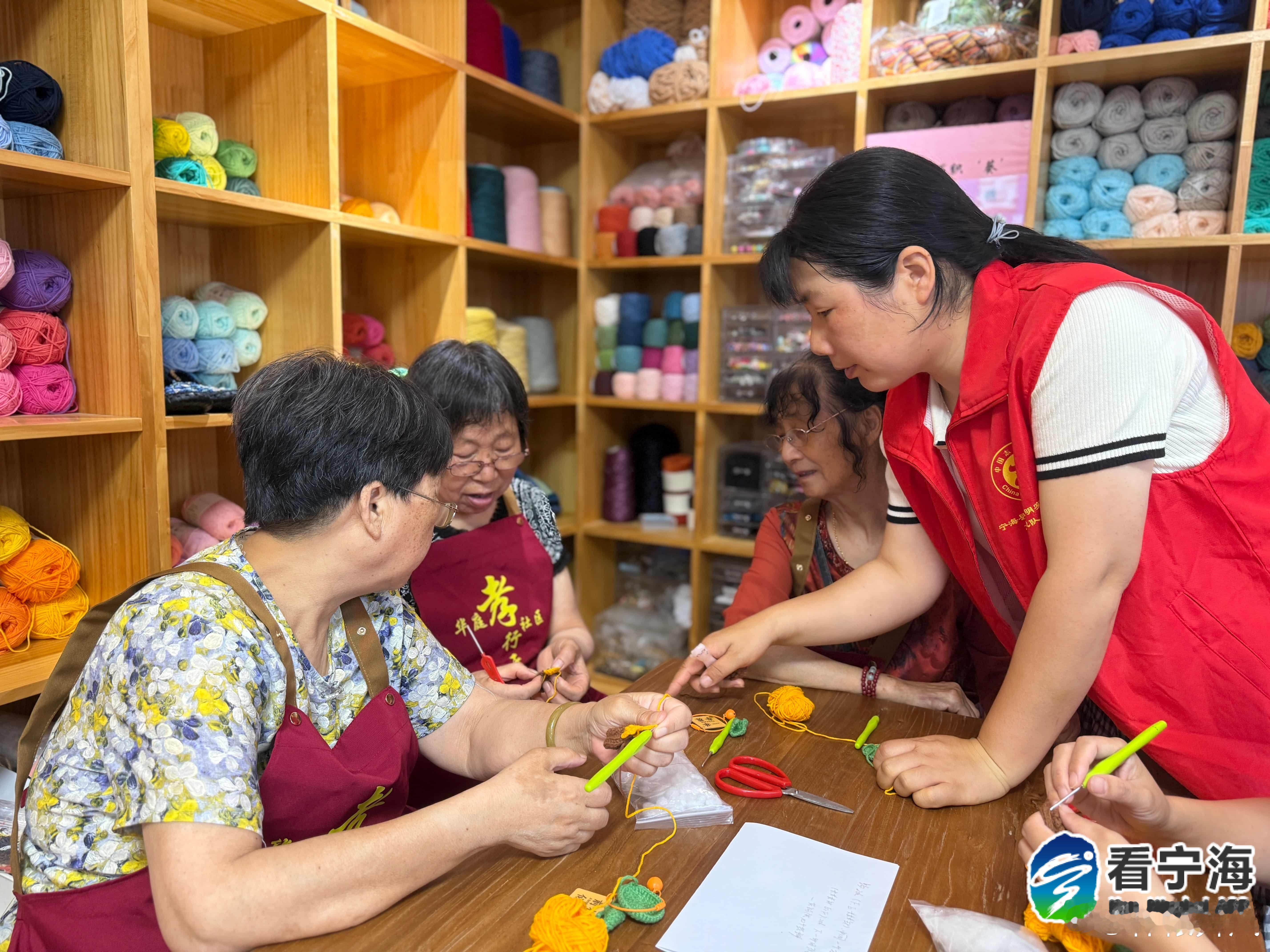 宁波宁海巧手织暖阳护航学子梦又是一年升学季，温柔祝福再启程志愿者们以手工编织向