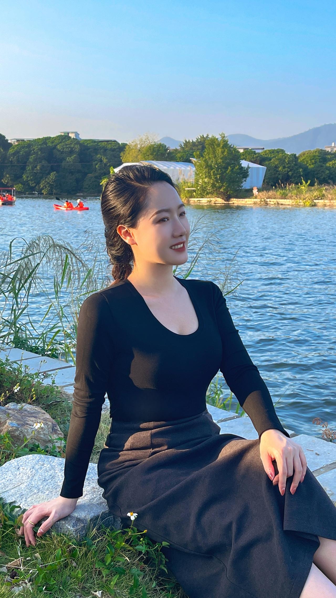 忽如一夜春风来，千树万树梨花开优雅气质穿搭日常分享厚黑