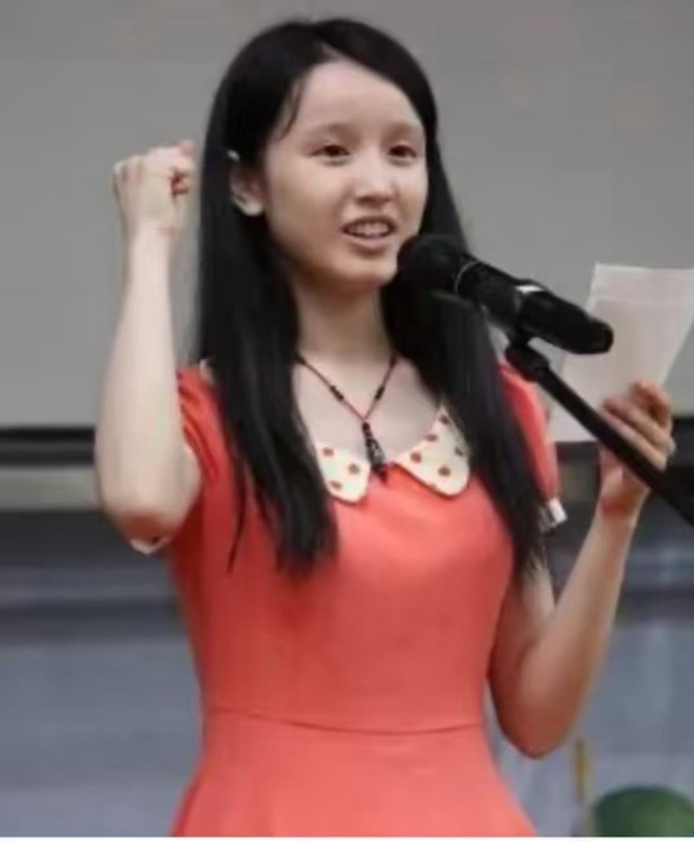 《中餐厅》里张雅琪学生时代的照片还挺好看的，长得很清秀，气质很大方，还是学生会的