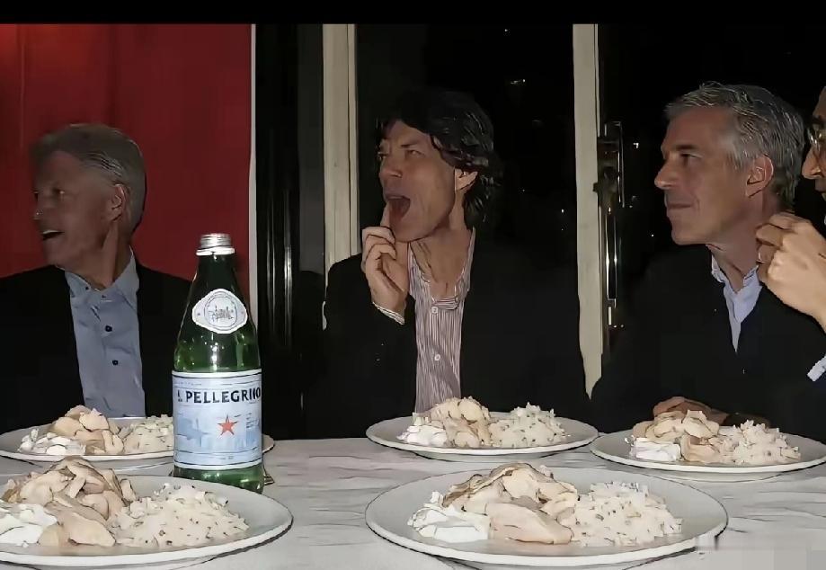 克林顿和爱波斯坦这伙人，统一穿着黑色衣服，围坐在餐桌前，盘子里盛满品类相同的白色