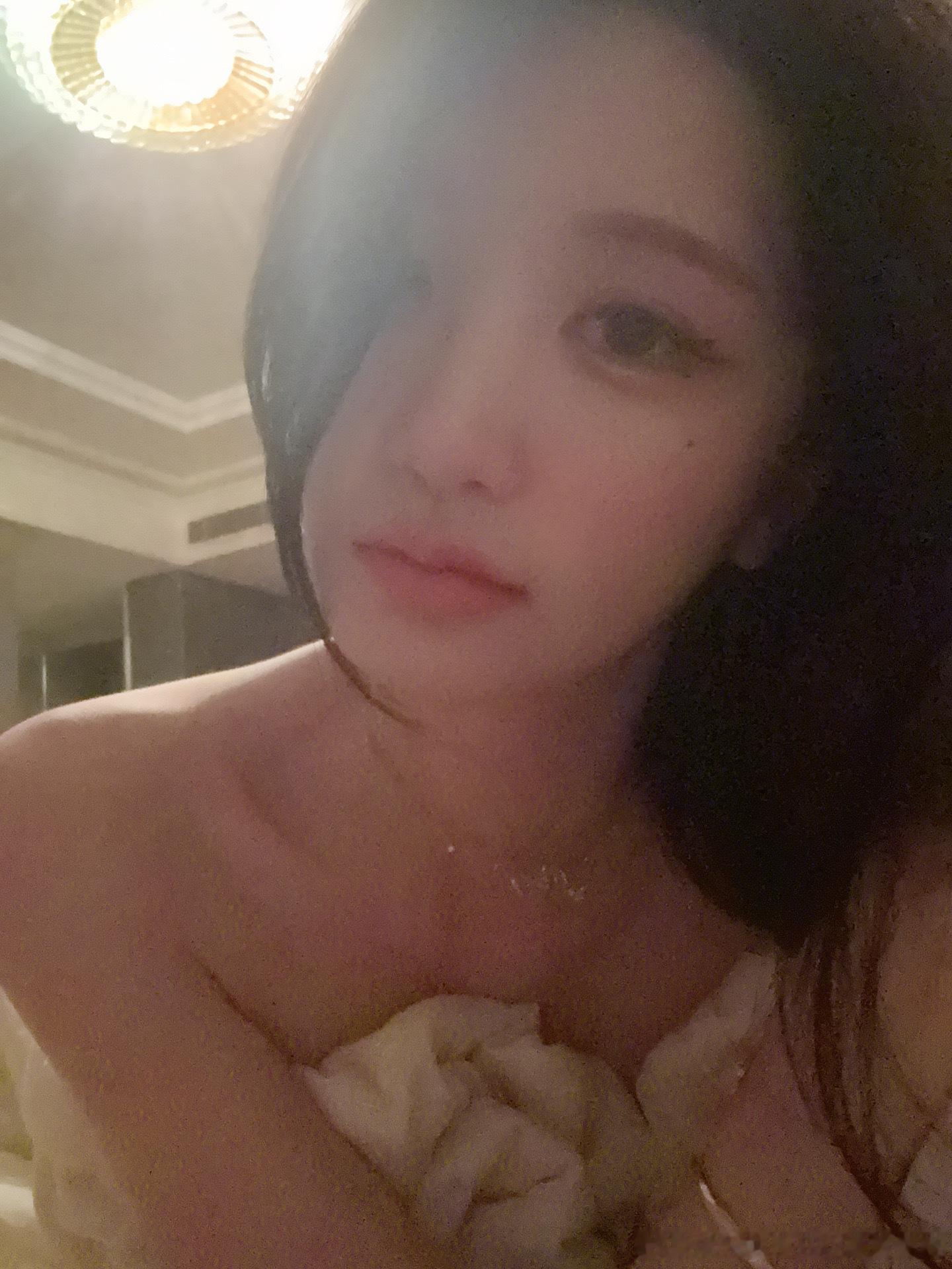 刚播完换出门的衣服之前用座机自拍了两张烧照片，今天真的有点漂亮，留念一番。​​