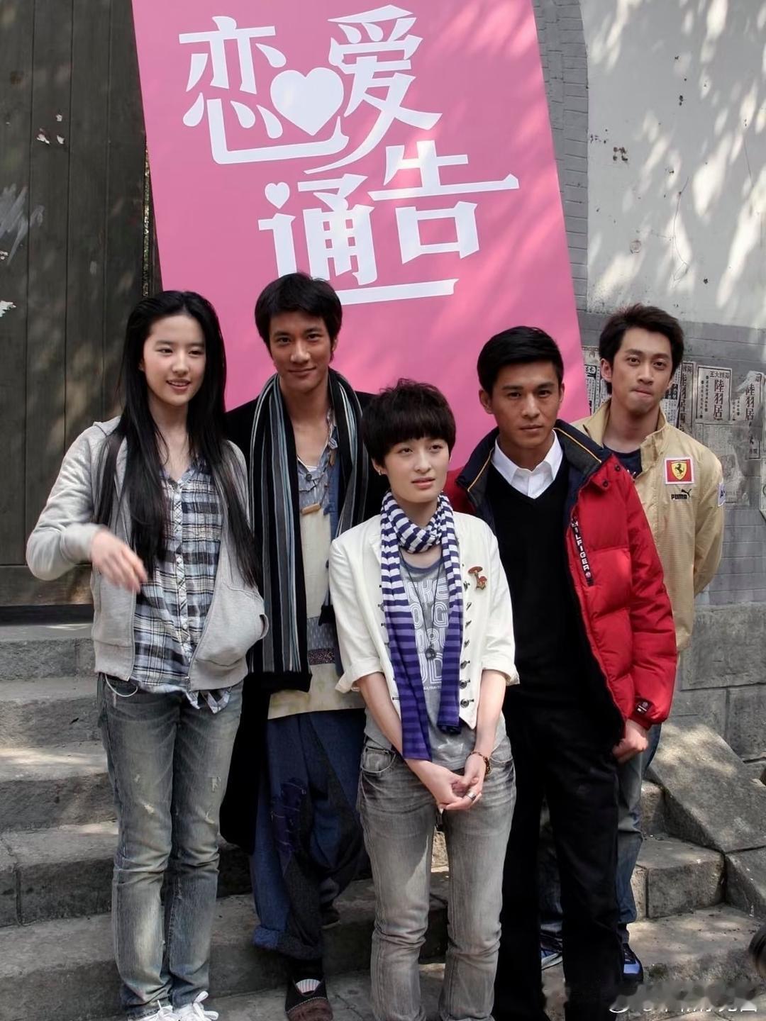 还得是以前的照片真，无美颜无滤镜，活人感超强，现在人看了也不容易产生容貌身材身高