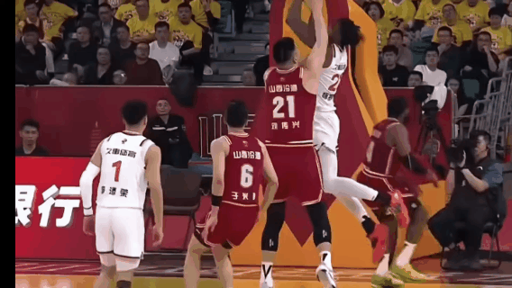 广东男篮青训出品球员刘传兴确实够狠，把上海男篮大外怀特塞德干够呛。搓澡式防守都是
