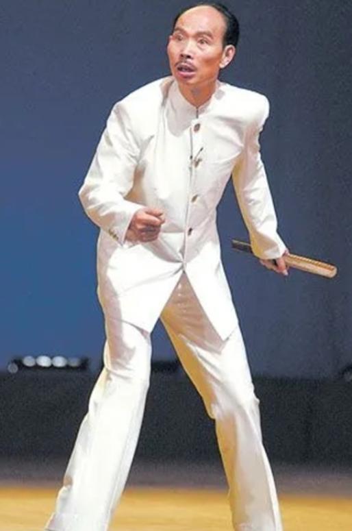 1979年妻子因为李伯清穷而离婚，小儿子判给了前妻，大儿子跟了他。  19