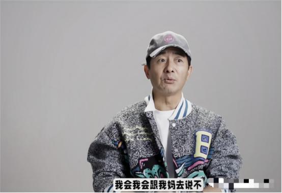 演员郭晓东说：“最近这些年，我很少回老家，但每次回去，我妈都会告诉我，你去谁家看