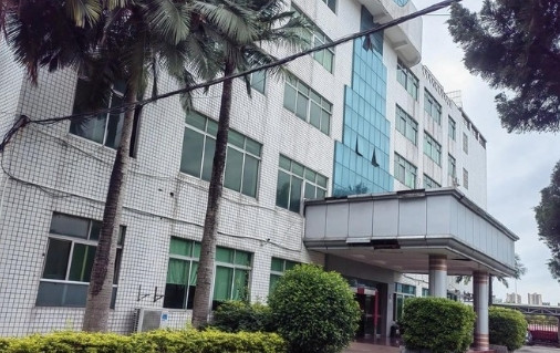 现在办厂真是不容易啊，我有个老乡在东莞开了十多年的五金加工厂，本来干得挺红火。