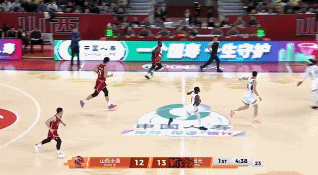 迪亚诺过王少杰很轻松，居然搂人过了陈家政，王少杰抢篮板挥肘裁判最终给王少杰技