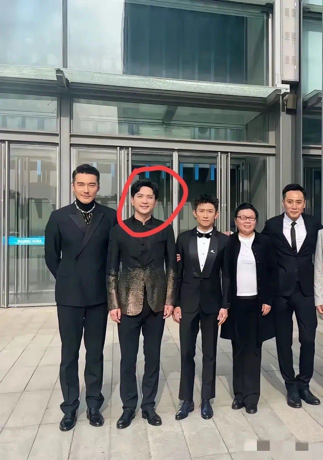 其他男明星我都看出来了，这个男人是谁呀？​​​