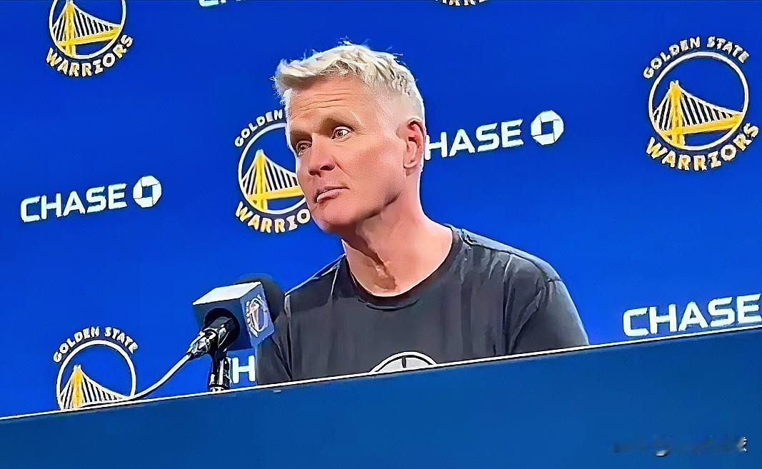 勇士主帅科尔真是太懂人情世故了！近日，NBA75大巨星、传奇教练威尔肯斯去世