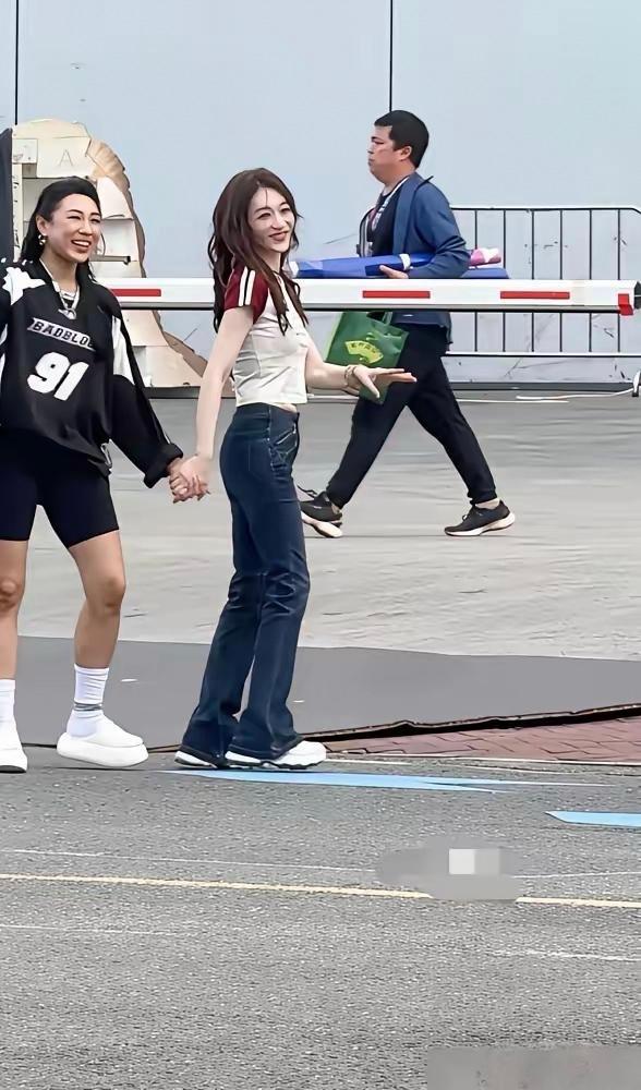 李小冉这状态真是不讲武德。50岁了，就穿件白T恤，扎个马尾，往那一站谁能看出来？