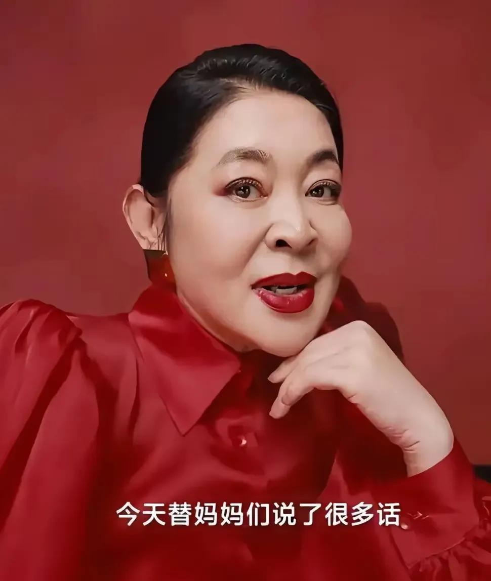66岁的倪萍是不是动过脸了，这脸看着怎么有点像哪部动漫里的人物，但又想不起来是哪