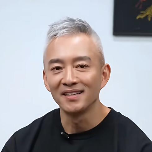 一夜之间估计全国人民都知道了！56岁满头白发的“百亿总裁”，前央视主持人亚宁宣