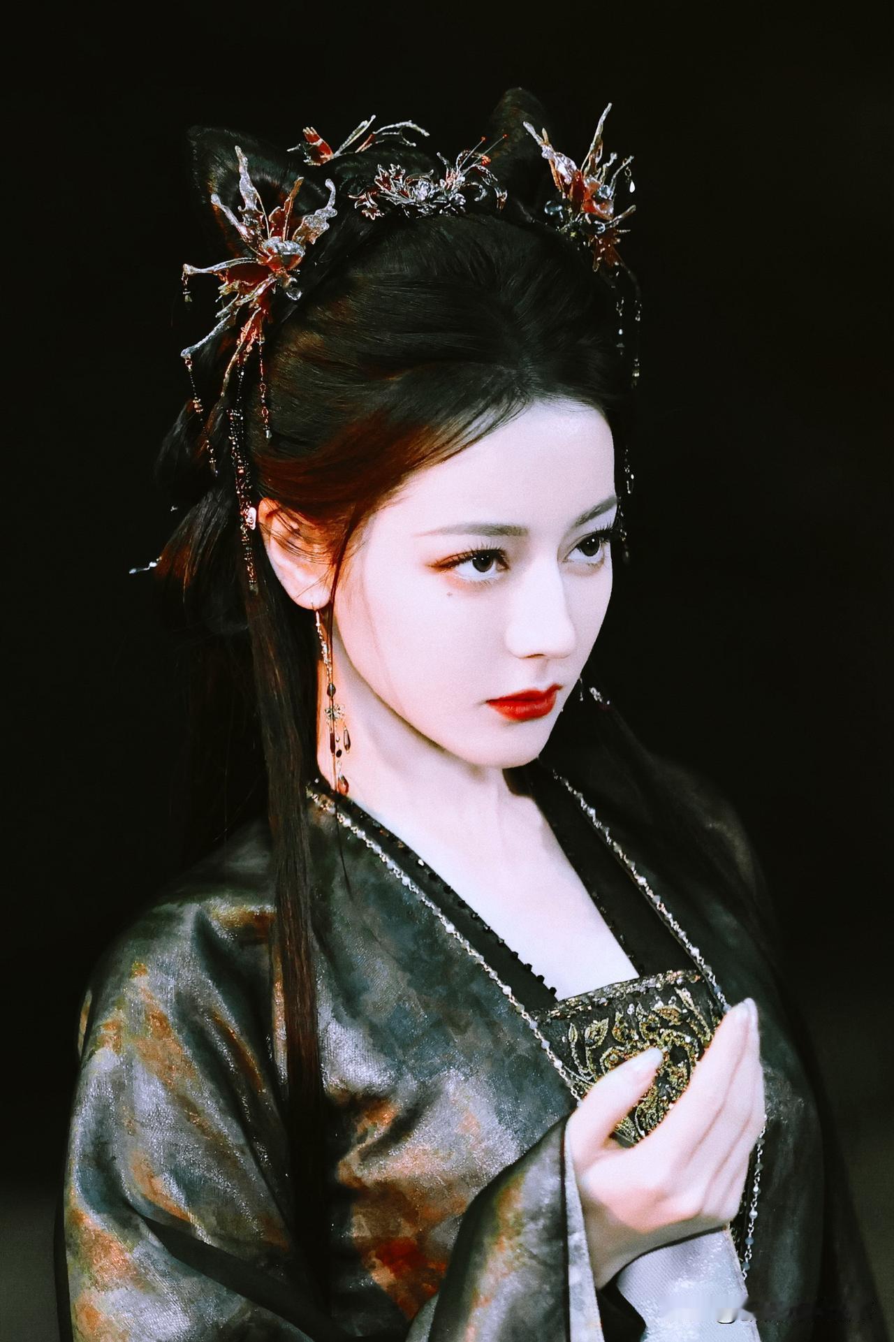 《迪丽热巴慕胥辞：一眼勾魂的黑狐魅主》当迪丽热巴以慕胥辞造型现身，玄色纱衣