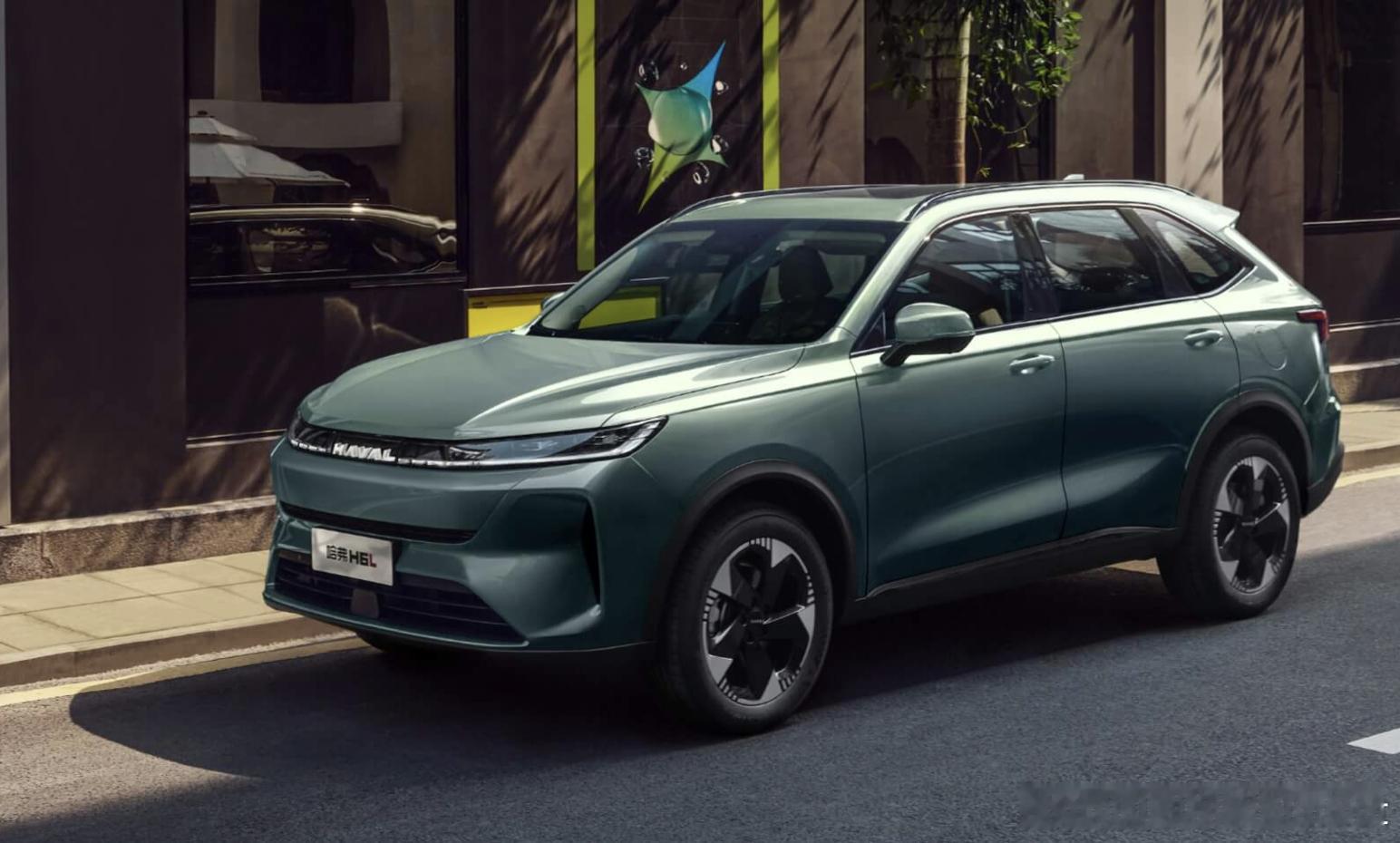 哈弗H6L正式上市，作为哈弗品牌全新家族成员，它有以下看点：1、共推出4款车型，