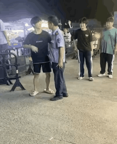 姜还是老的辣，小伙子你上套了年轻人就是冲动，容易发脾气，视频中小伙