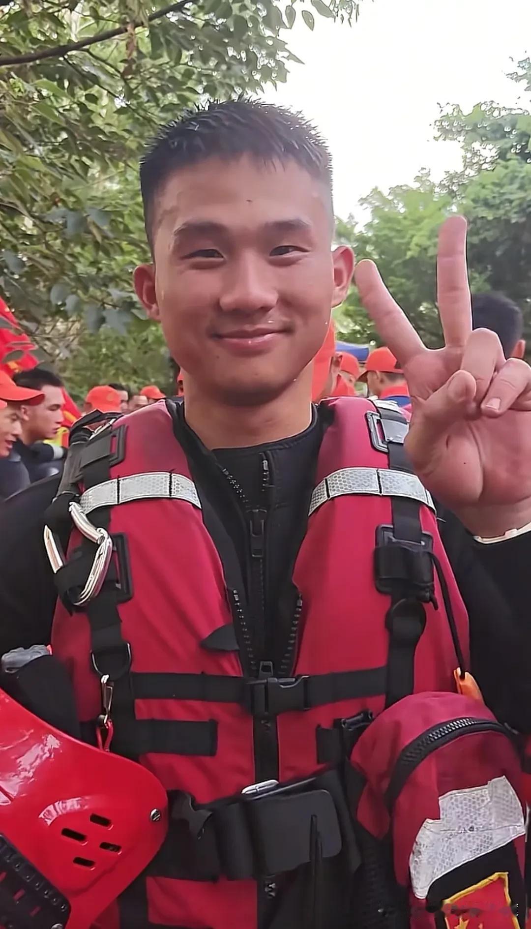 那个火遍全网的“泡饭哥”找到了，7月9日，一名消防员坐在雨中吃饭的视频火遍全网，
