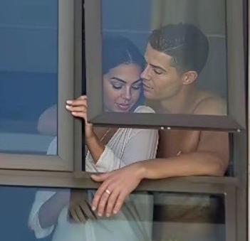 C罗和妻子乔治娜在马德拉岛的萨沃伊宫酒店被偷拍孩子都那么大啦，这俩人还如此黏糊