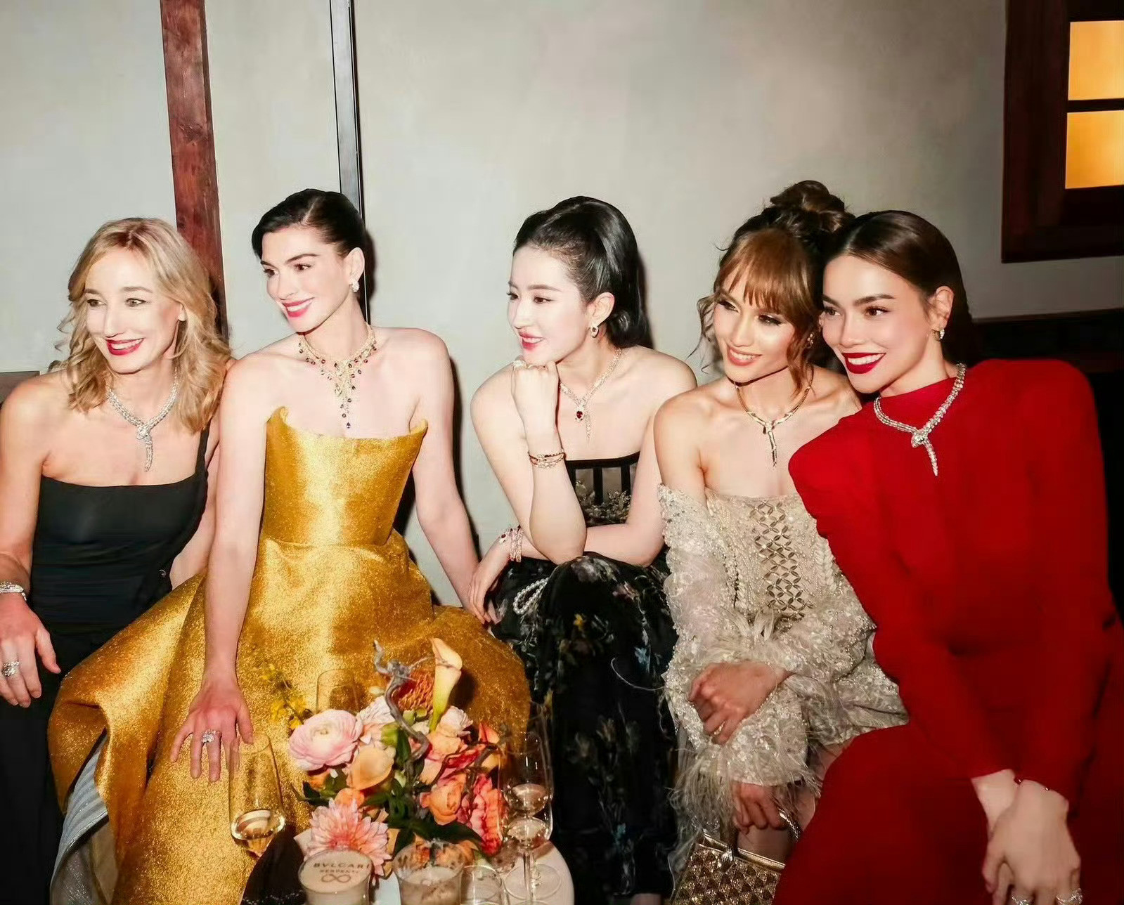 宝格丽合照站位身着大裙摆的经常站两边来对称，感觉跟商量过的似的，而全球代言人们出