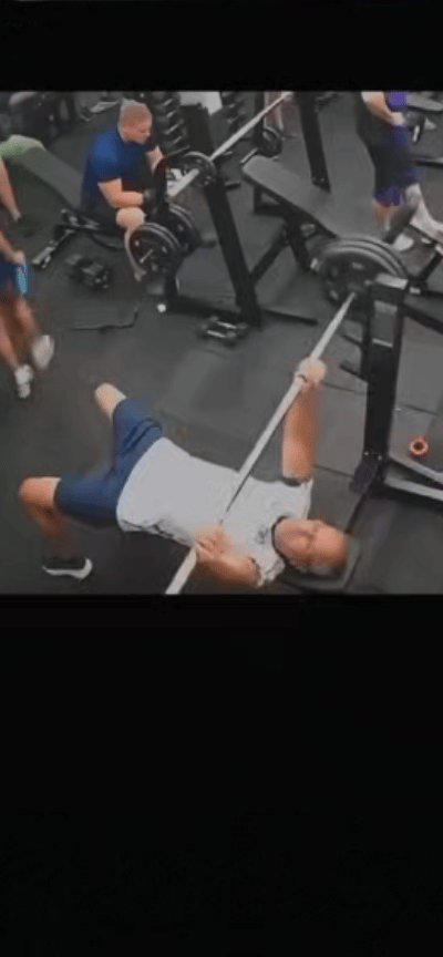 虽然被杠铃砸后他能站起来走了两步，但很快倒地，连急救车都没等到，命丧当场。当地