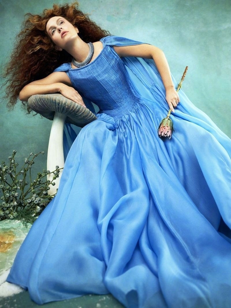 LeightonMeesterVogue封面大片摄影：Domen&Va