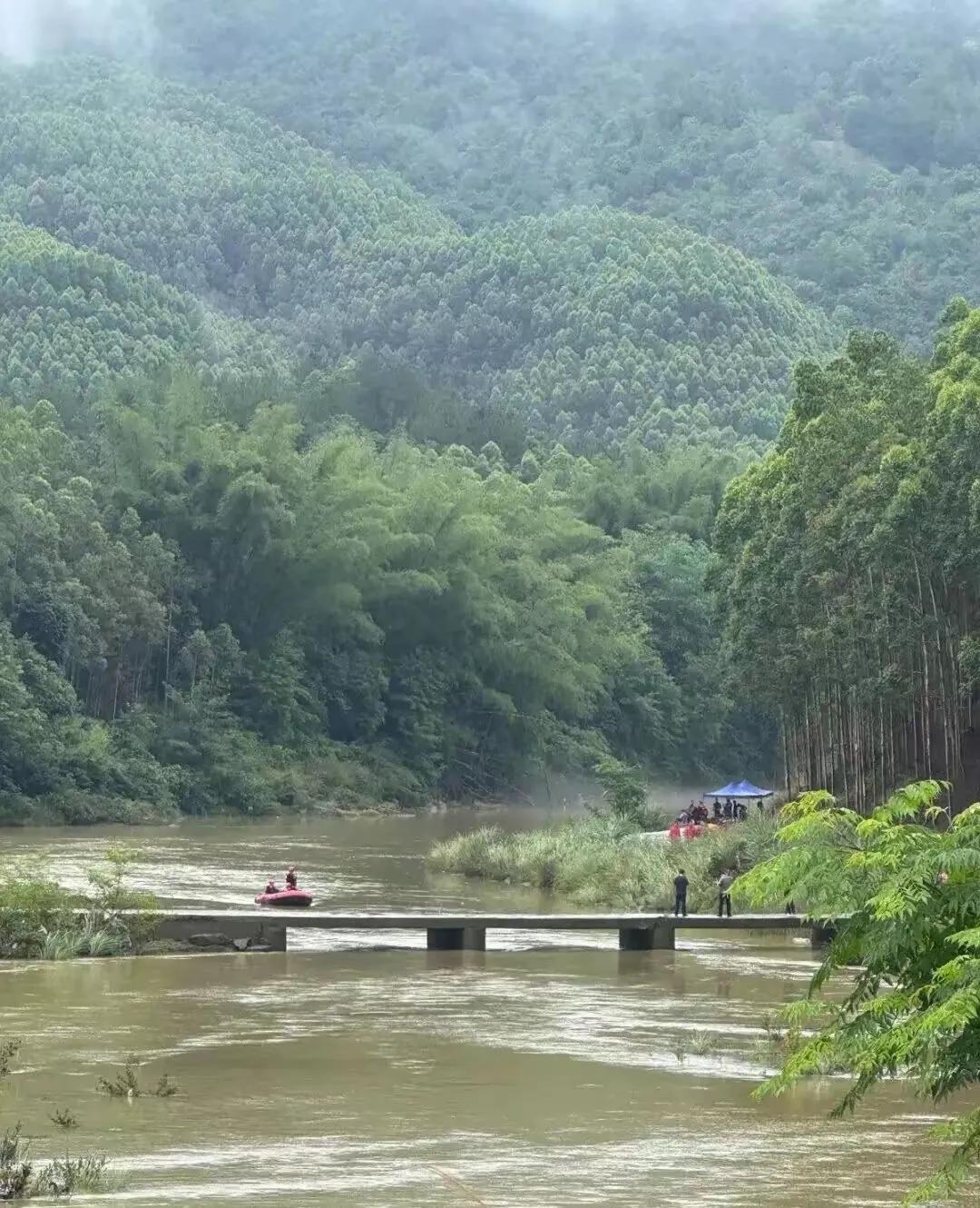 广西皮卡坠江已经发生好几天了，我觉得主要问题不是车上载人太多，也不是