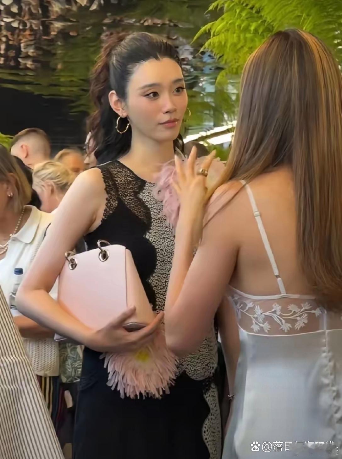 奚梦瑶生完宝宝后，越来越漂亮了。​​​