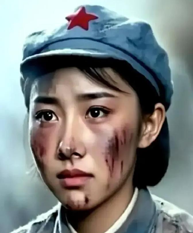 1940年，敌人把一昏死过去的西路军女战士胡秀英扔进了垃圾坑里。她刚缓缓睁开眼睛