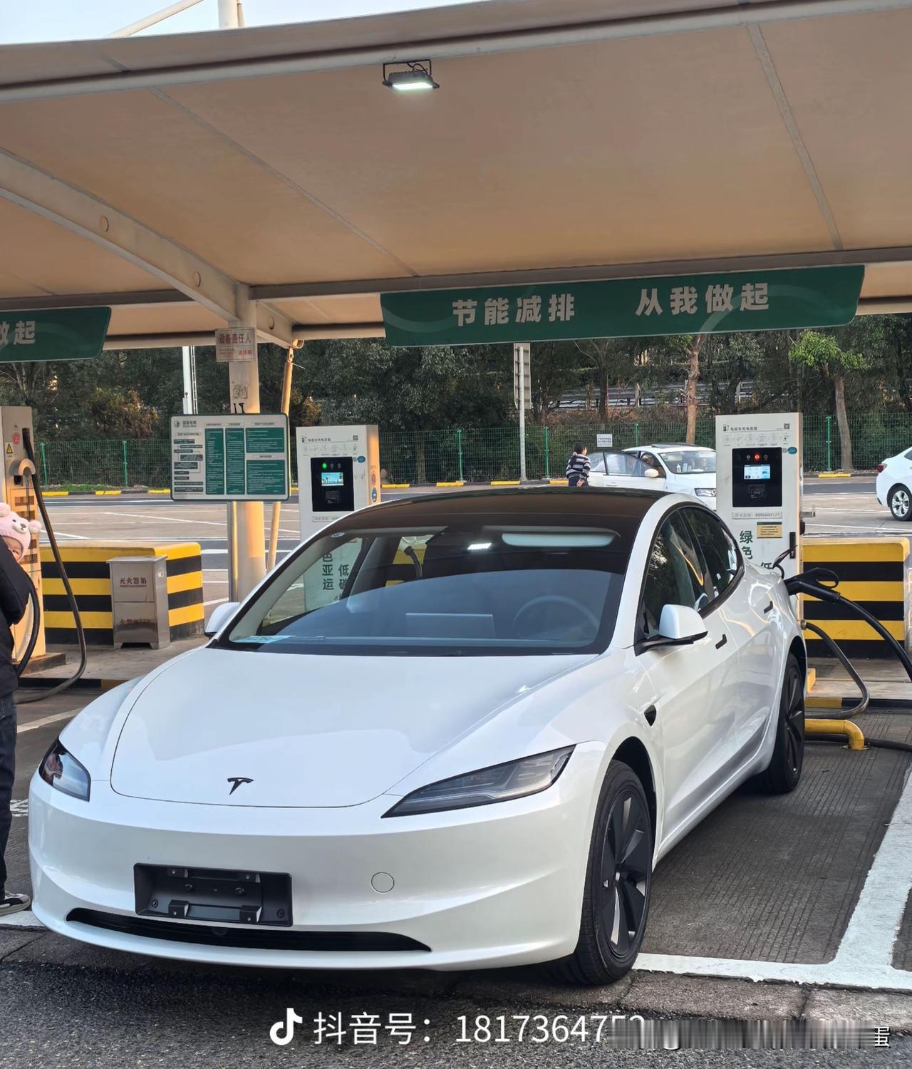 选白还是选黑，简直是特斯拉车主终极选择题！黑色免费高级，洗完车气场拉满，就是巨