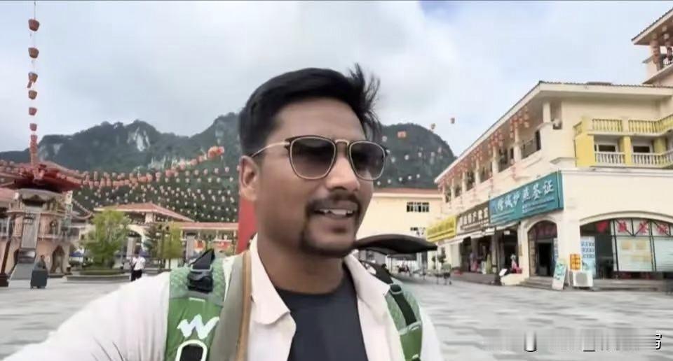 家人们，真服了！一印度小哥想穷游中国，从越南进广西，想白蹭车去南宁，没人理他。