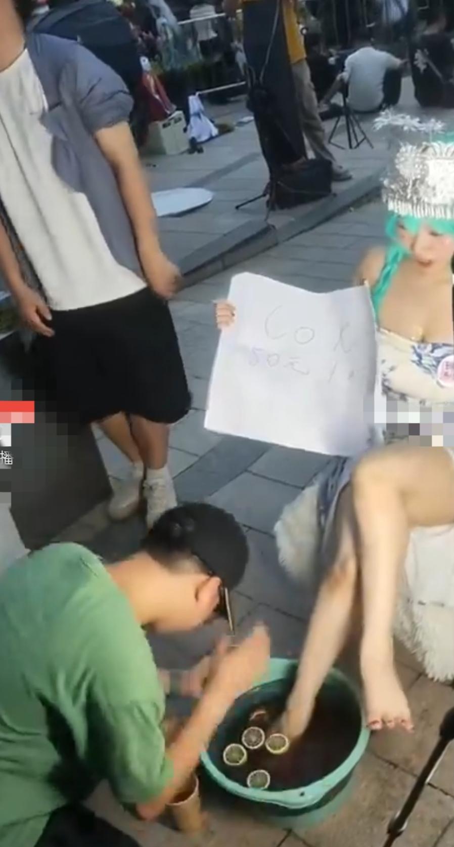 别被短视频片段带偏了认知。最近流传的漫展售卖所谓洗脚水的视频，大多是网红团队策