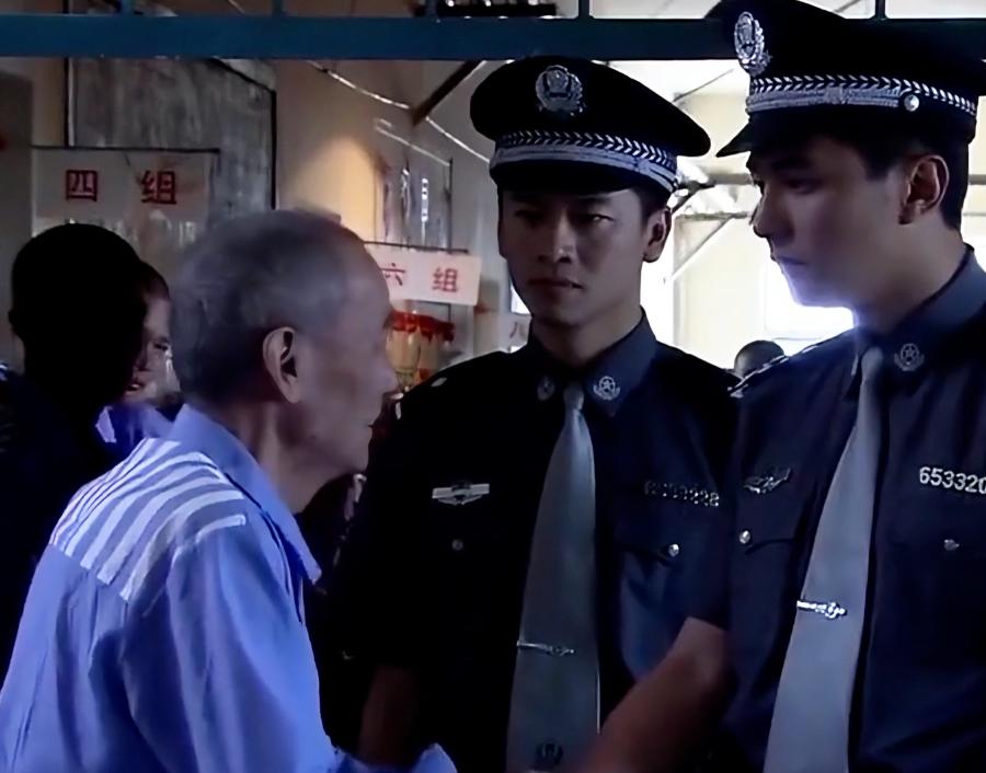 他从20岁的小伙子时开始坐牢，一直坐到77岁的白头翁，这一坐，就是57年。狱警开