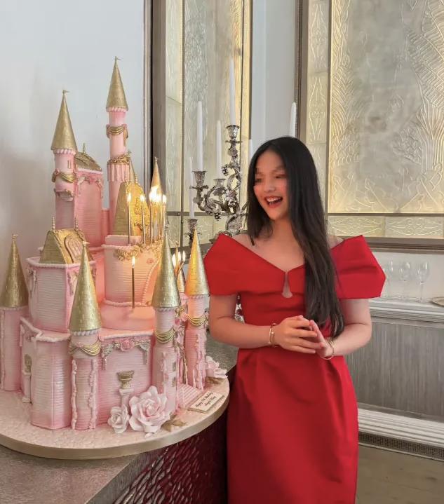 最近，李湘和王诗龄的旧照刷屏，她看女儿的眼神满是欣赏与骄傲，网友直呼这就是母爱最