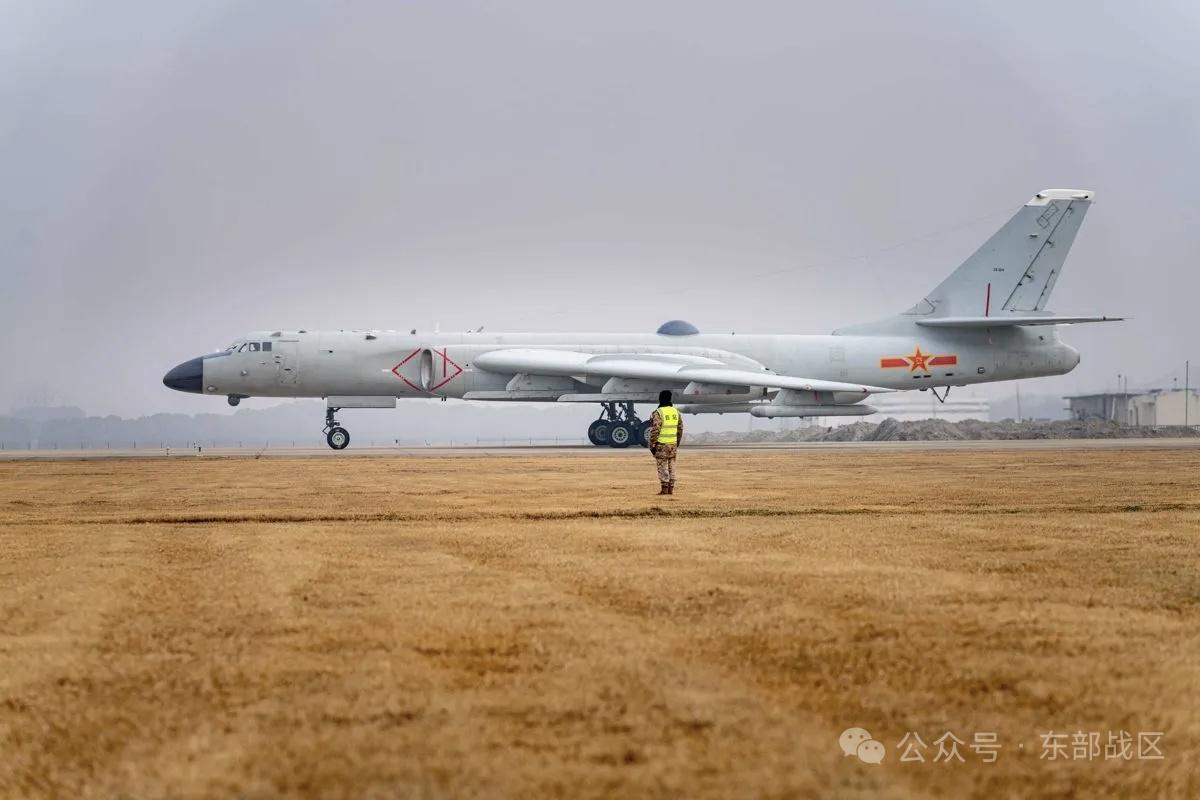 东部战区的轰六J轰炸机新年开训，这一批6J是从海军转隶的，和空军原有的6K区别不