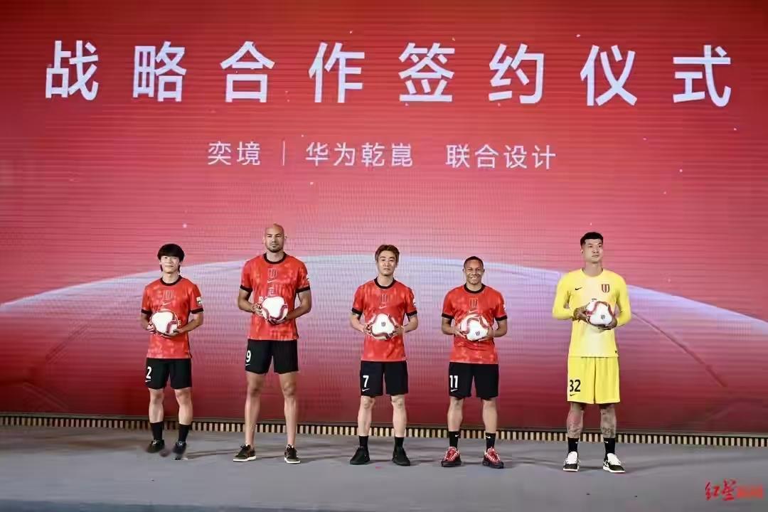 平凡的成都日常，藏着产业与热爱相融的小美好。奕境汽车牵手成都蓉城俱乐部，地道成都