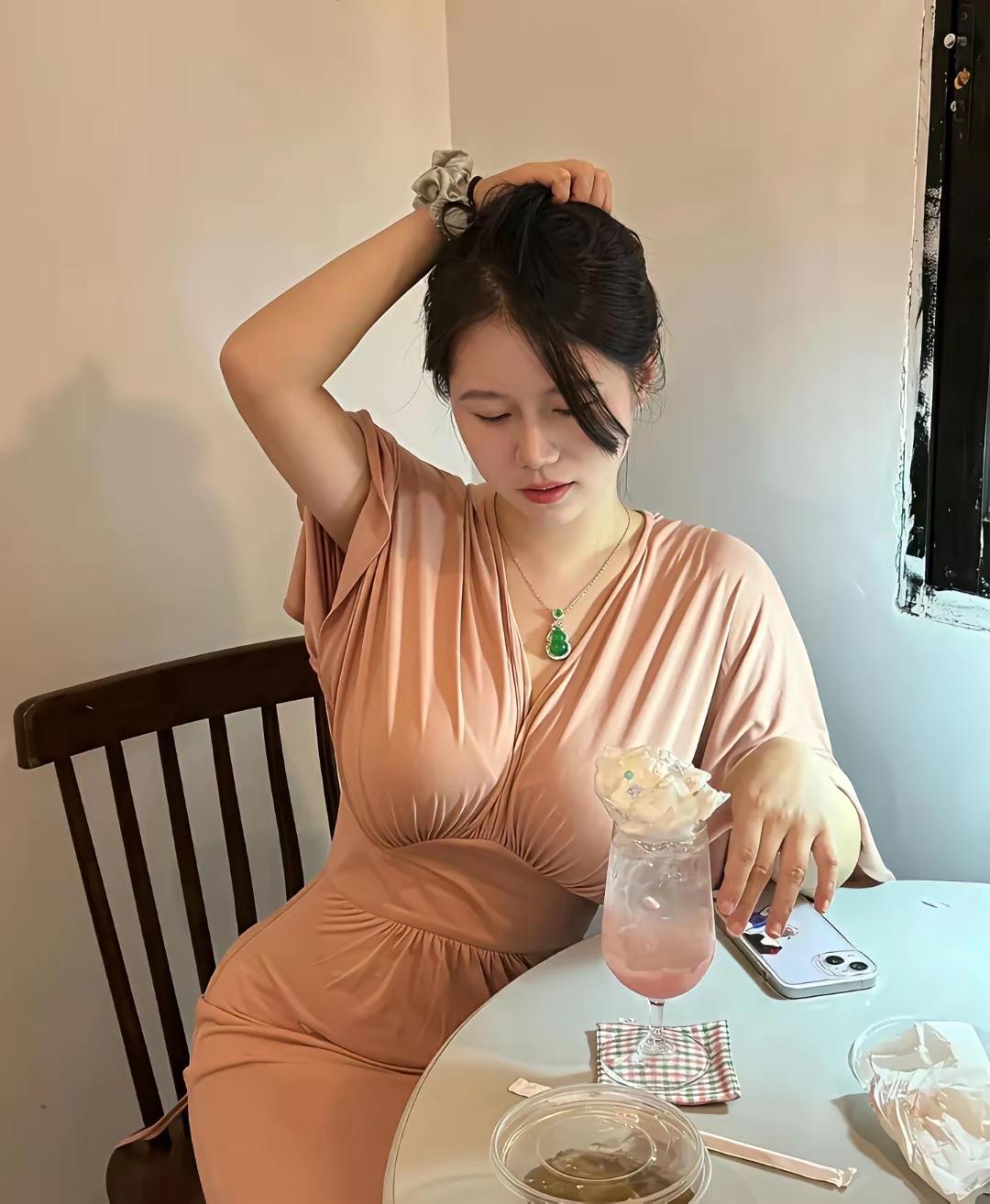 过年去朋友家拜年，发现朋友的媳妇的一颦一笑真的是太美了[赞][赞][赞]