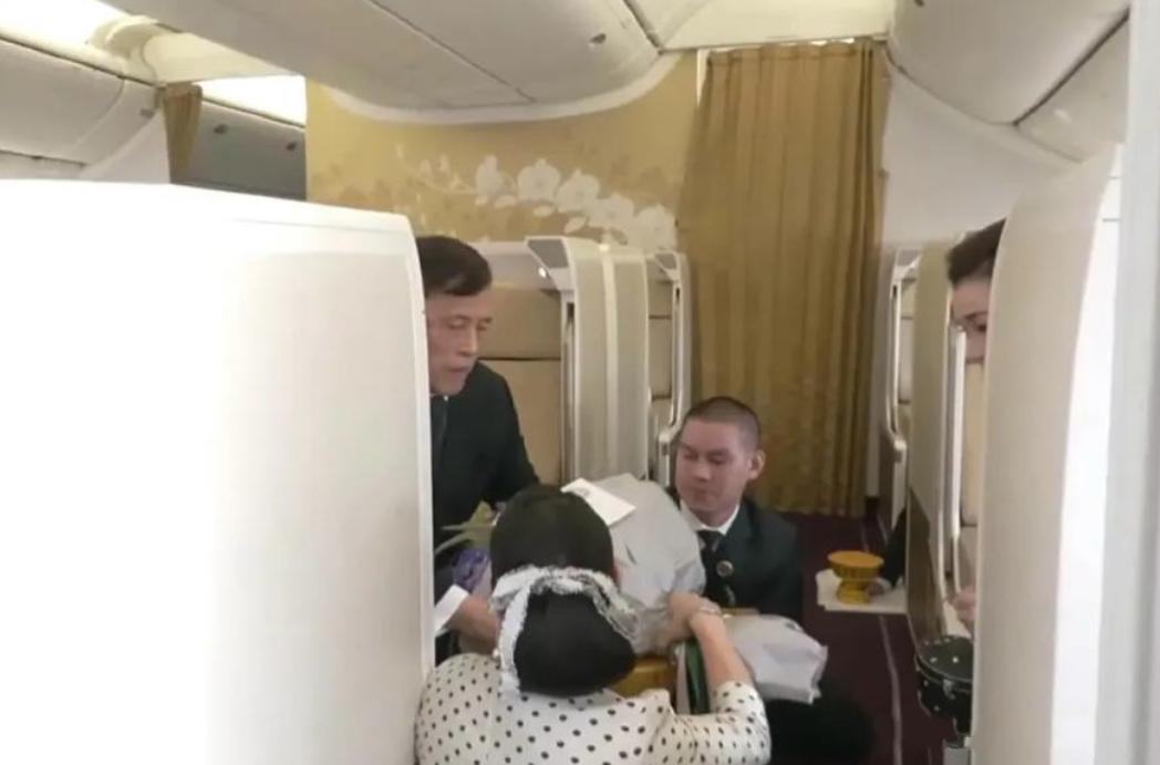 泰王抵达法国下飞机前机舱花絮照，思蕊梵公主跪着给国王夫妇献花！6月28日根据泰国
