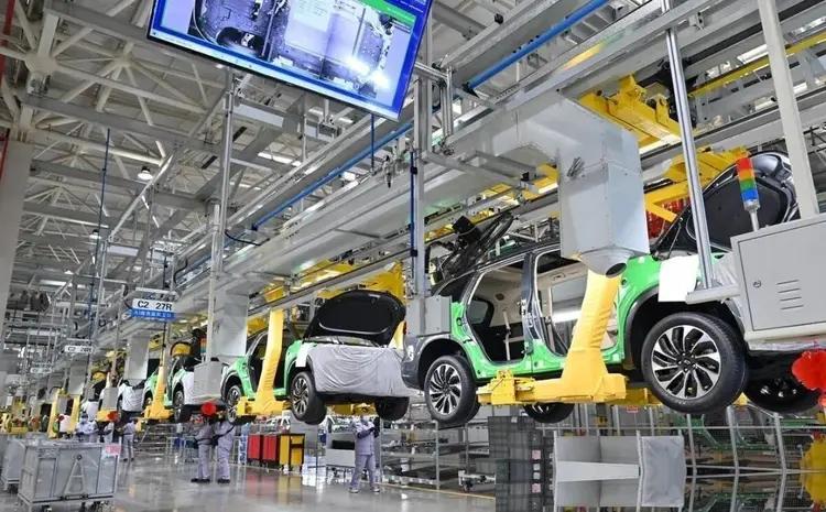 中国为啥拼尽全力发展新能源车？说句大实话，环保是台面上的说法，石油不过是个幌子。