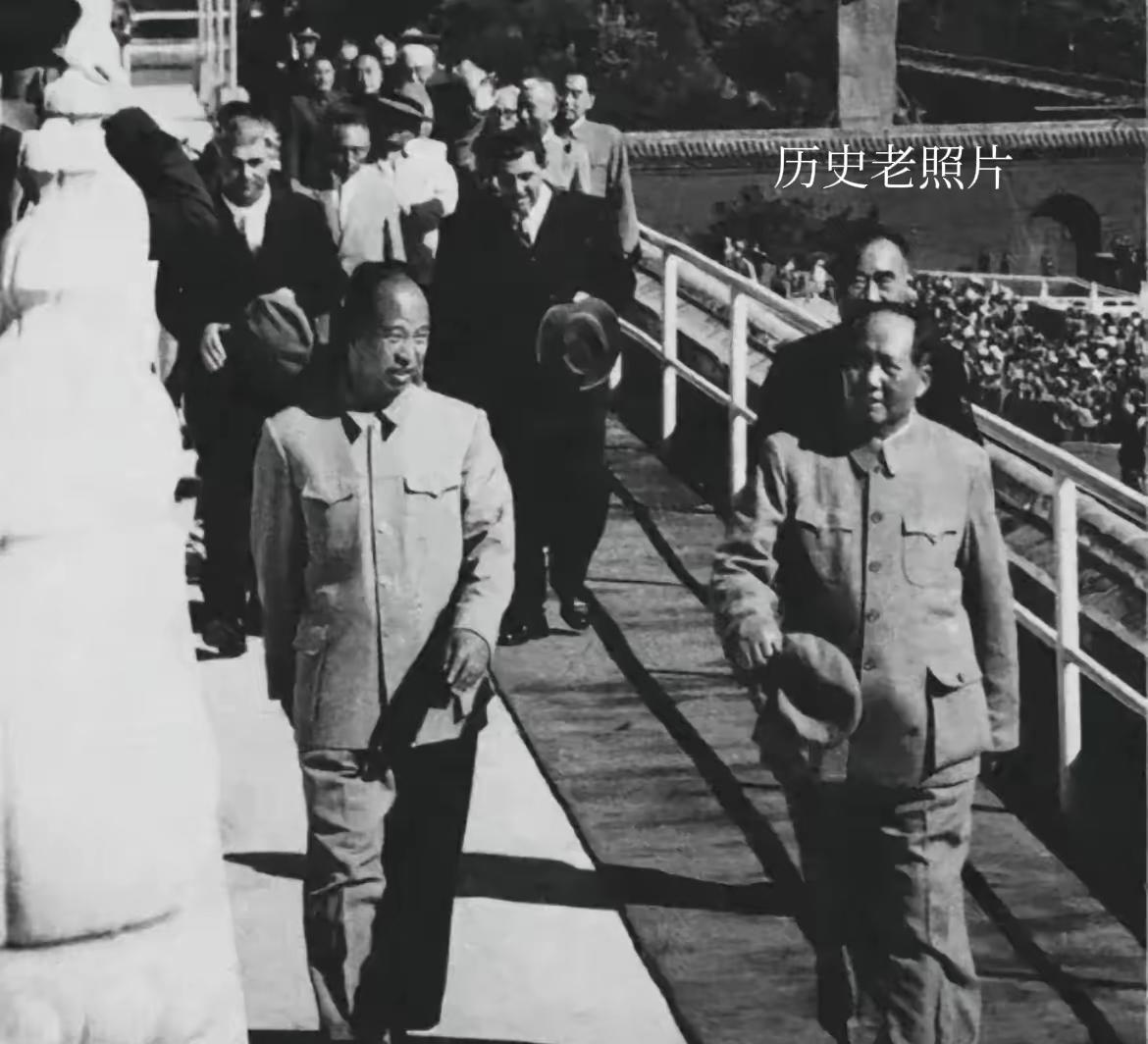 历史老照片分享。1959年10月1日，首都70万群众齐聚天安门广场，庆祝中华人