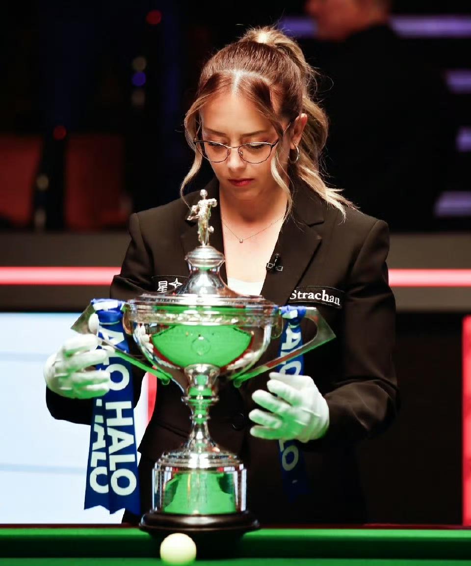 全满贯女王波兹洛娃，因为一张吸烟照，大概率要掉粉无数……波兹洛娃执裁比赛专业又