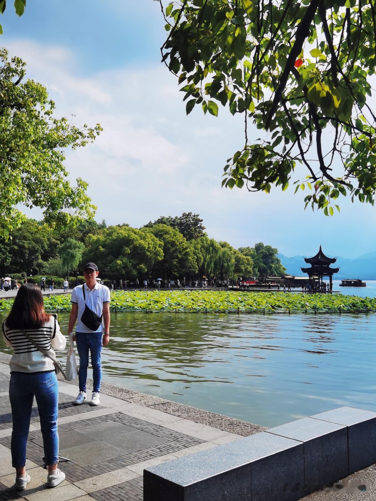 西湖边的魅力，杭州西湖湖滨公园是离市中心最近的湖边公园，是市民休闲娱乐的好地方，