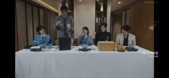 刘宇宁曝迪丽热巴录开推自带零食包刘宇宁说热巴准备了一整季的零食开始推理吧直播笑