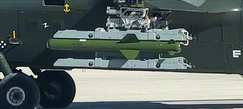 新批次的直十武装直升机，深绿色全新涂装，新机的油漆崭新崭新的。翼下挂的导弹也是全