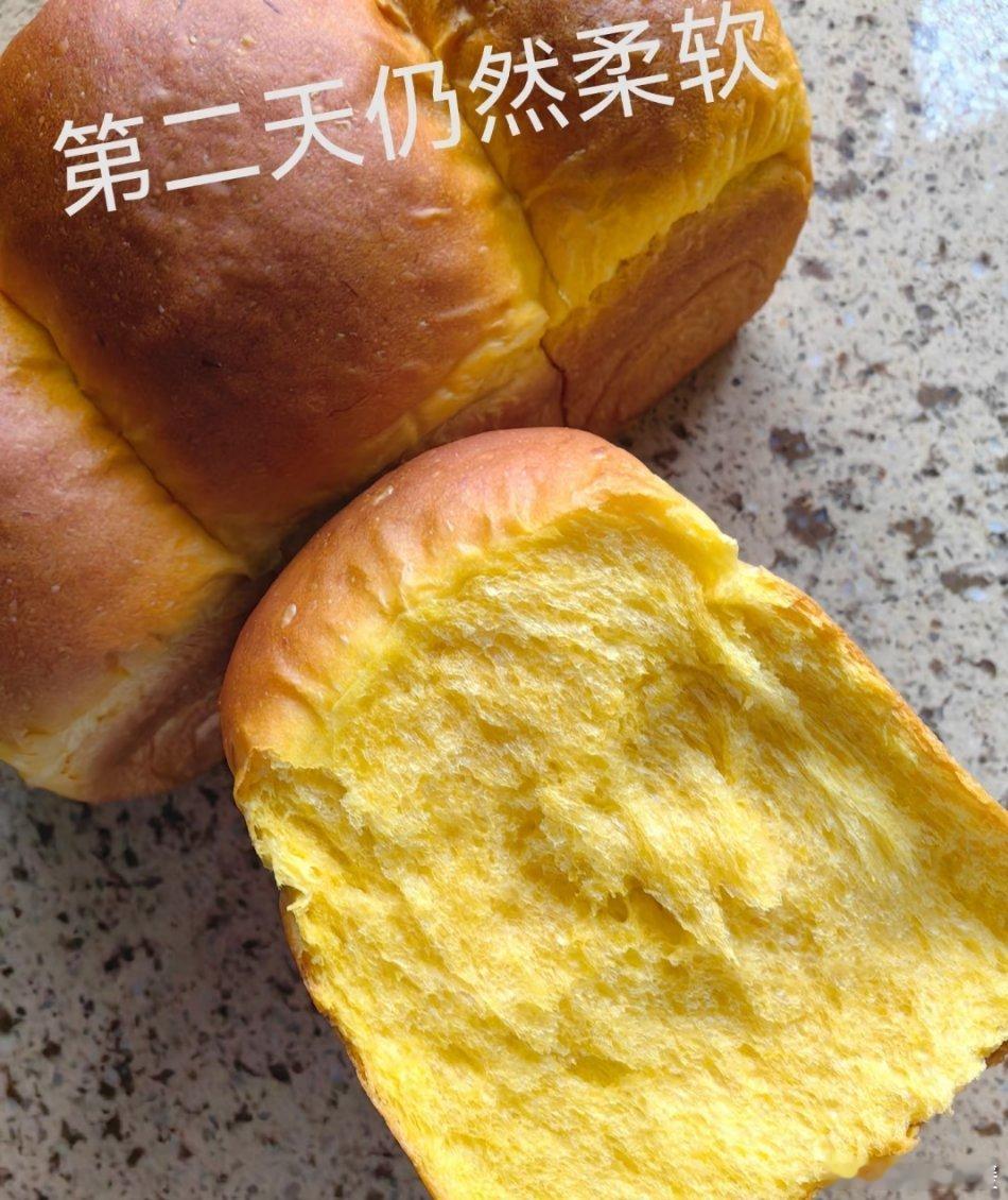 手揉南瓜吐司：把秋天揉进面包里秋天，怎能少了这份手揉南瓜吐司？用爸妈种的绿色南